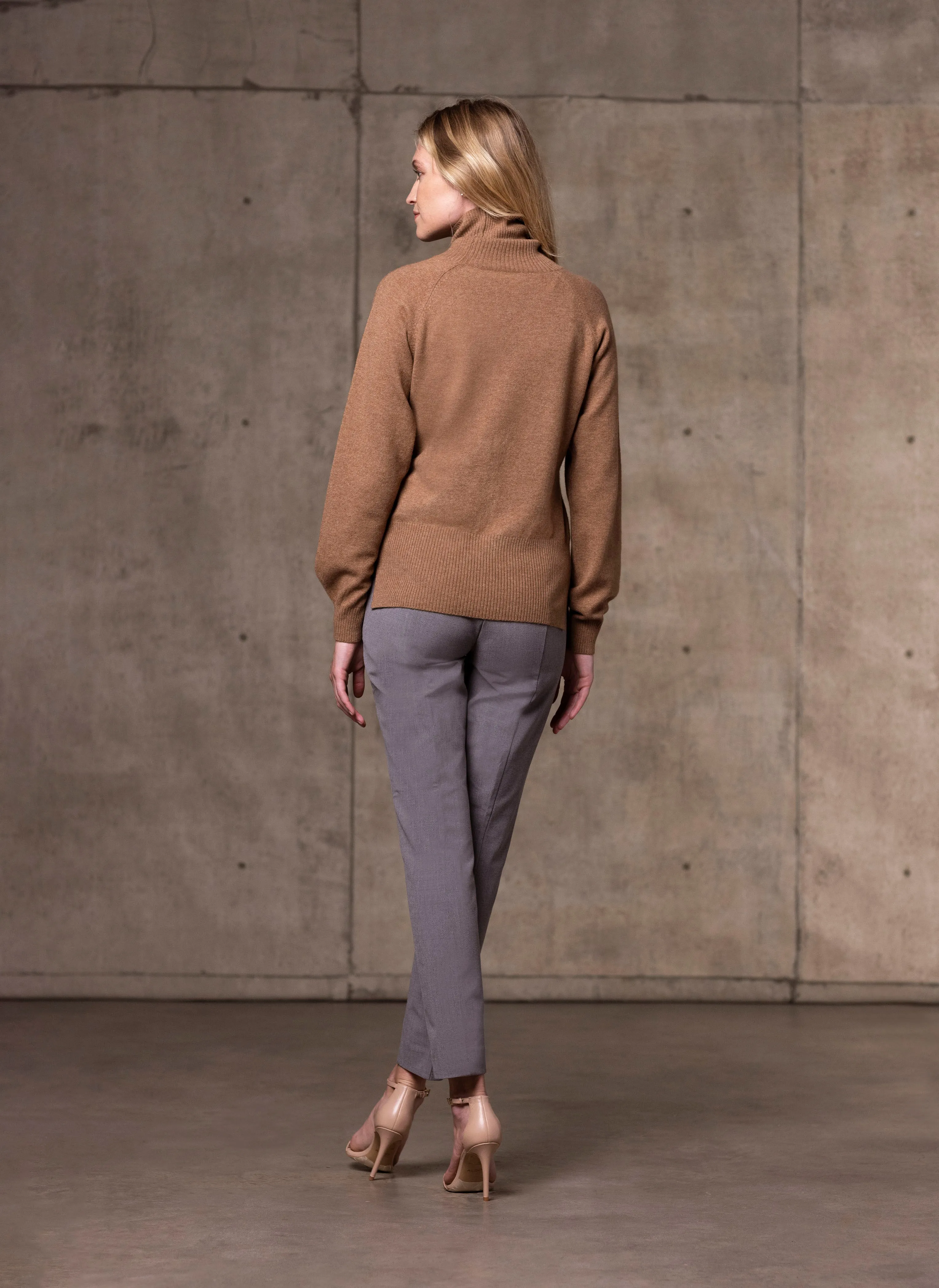 Women's Cinzia Turtle Neck Cashmere Sweater in Camel