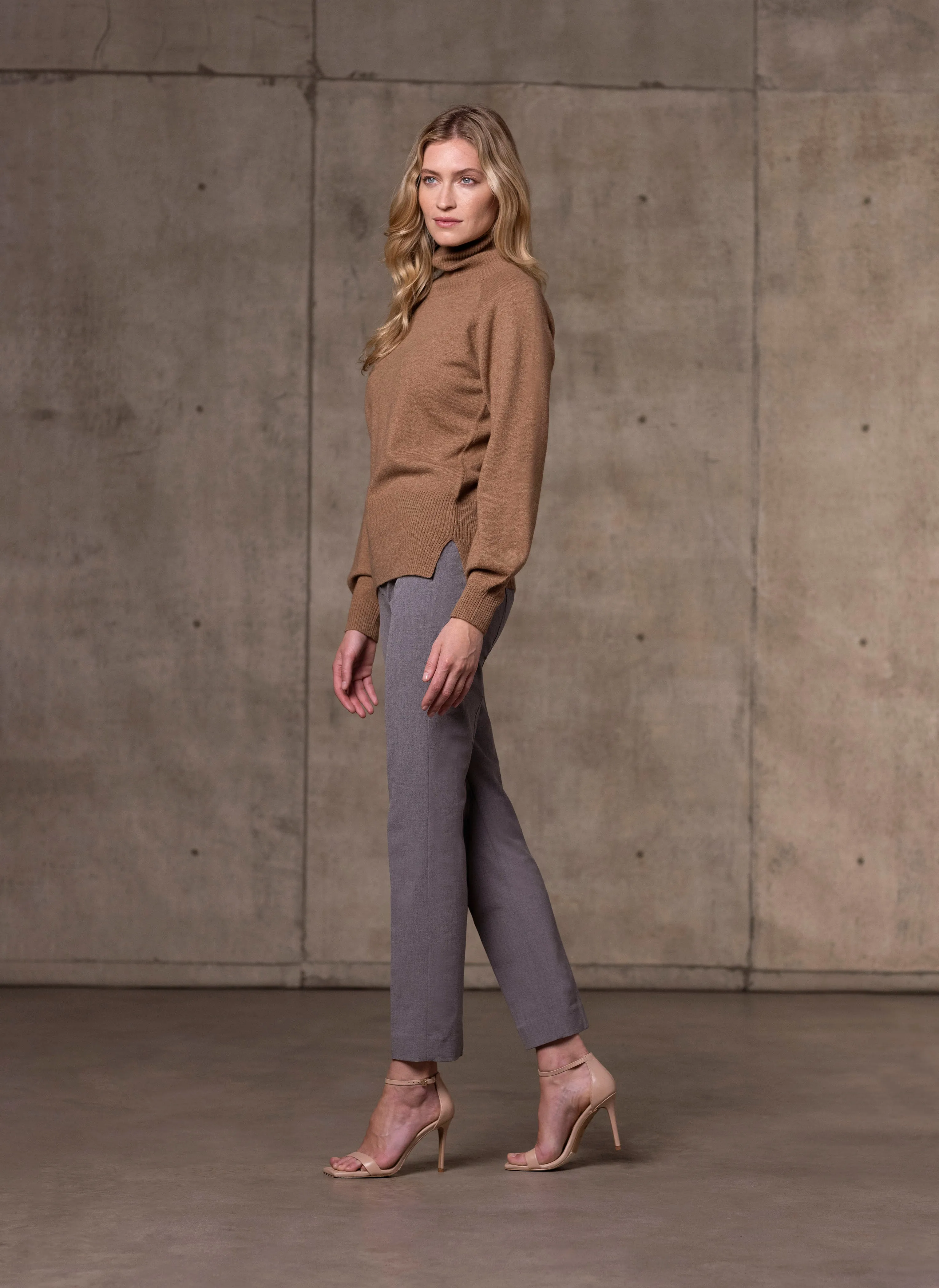 Women's Cinzia Turtle Neck Cashmere Sweater in Camel